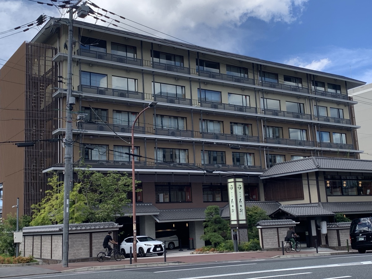 The exterior of Kyoto Umekoji Kadensho, blending a modern building with traditional Japanese gates and tiled roofs